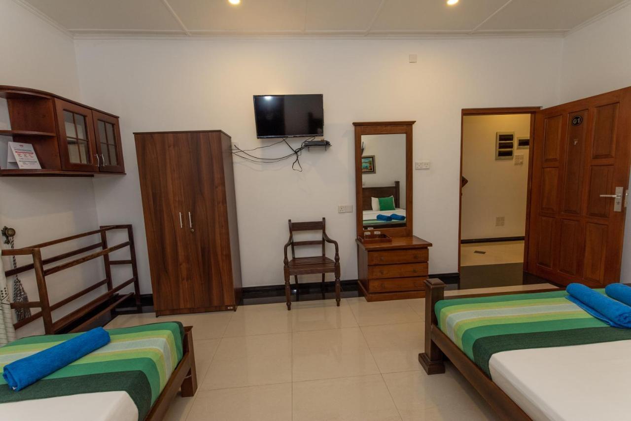 Avon Villa Hikkaduwa Buitenkant foto