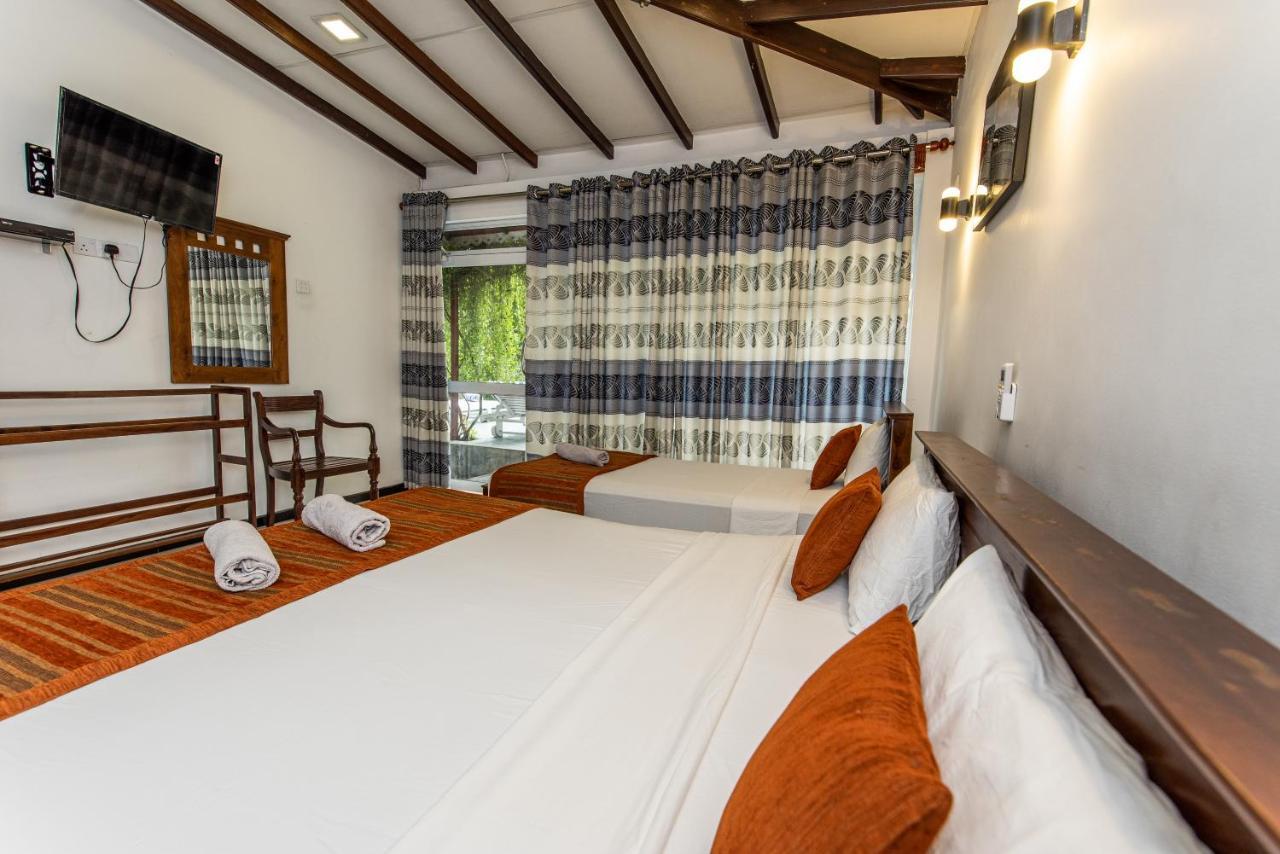 Avon Villa Hikkaduwa Buitenkant foto