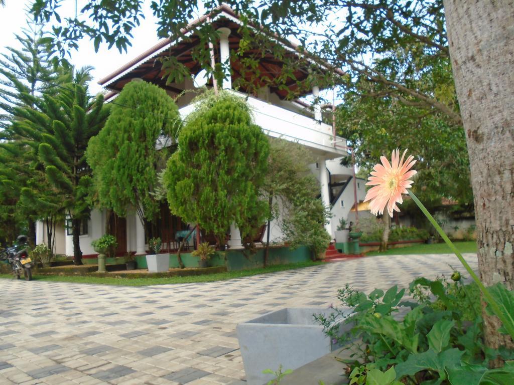 Avon Villa Hikkaduwa Buitenkant foto