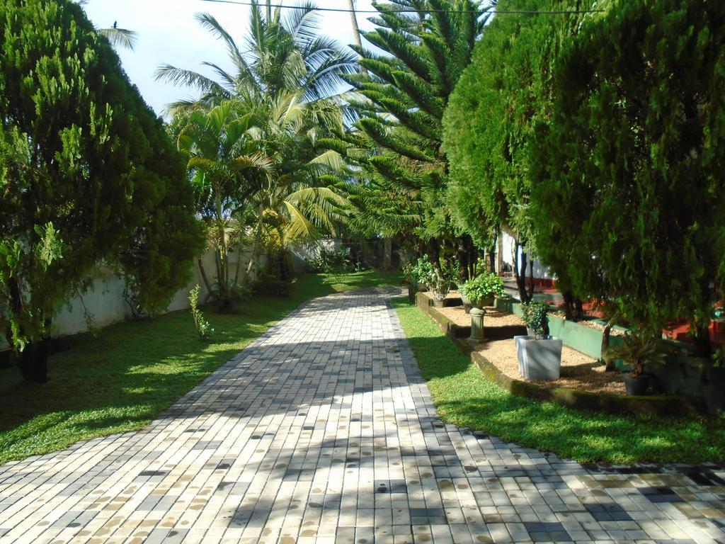 Avon Villa Hikkaduwa Buitenkant foto