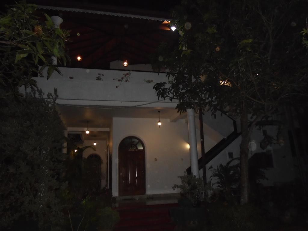 Avon Villa Hikkaduwa Buitenkant foto